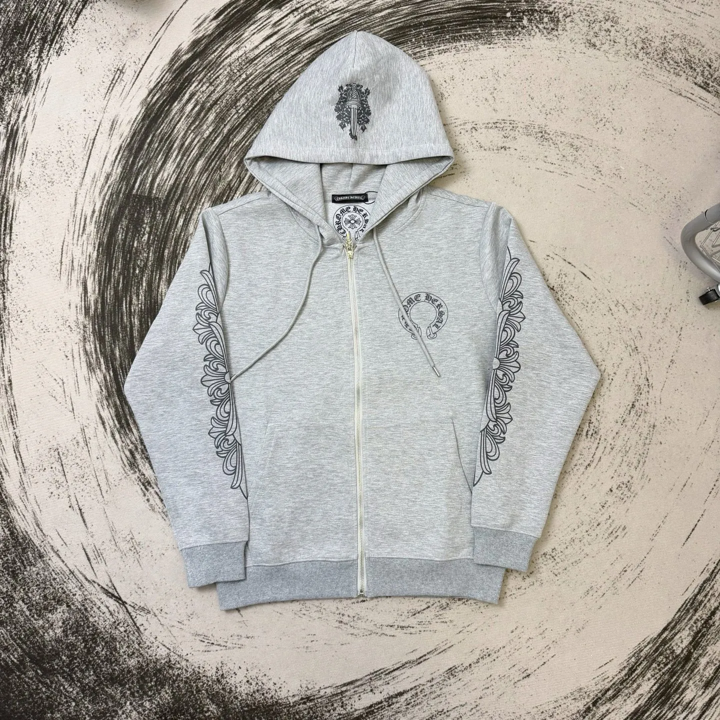 P320 ChromeHearts Miami limited edition horseshoe hooded sweatshirt, the same style as ChromeHearts counters. Made of custom air cotton fabric. Original customization. Details are restored in place. Very textured on the handle. Three-dimensional and atmospheric. Versatile and easy to wear in autumn. Simple and elegant. Adopting os version. The upper body effect is great. Suitable for all body types. Soft and comfortable. CH letter offset printing on the front ➕ Horseshoe Sanskrit offset printing on the back. Small markings on the hem. Machine washable. Does not fade or deform. Complete accessories. Original mold opening. Perfectly restored zp 2:1, same style for men and women, versatile and not picky, size s m l xl color gray
